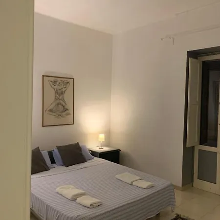 Apartment Center Eighty-five Bari